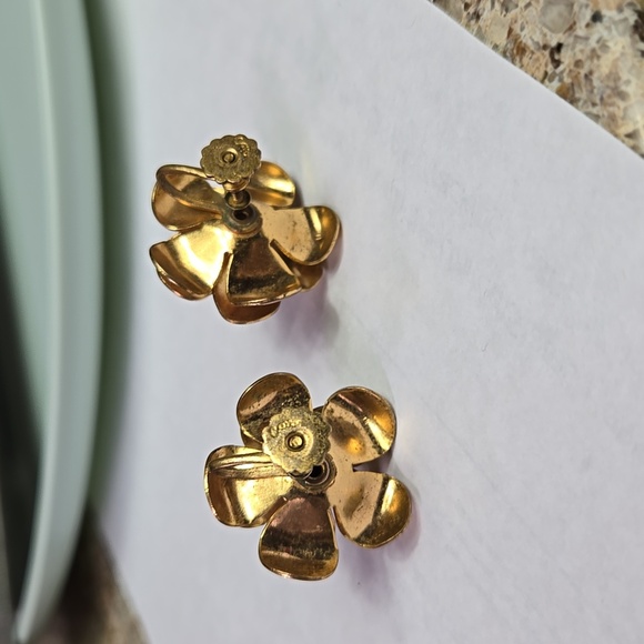 Vintage Gold Tone 3D Flower Earrings with Green Stone - Picture 11 of 17